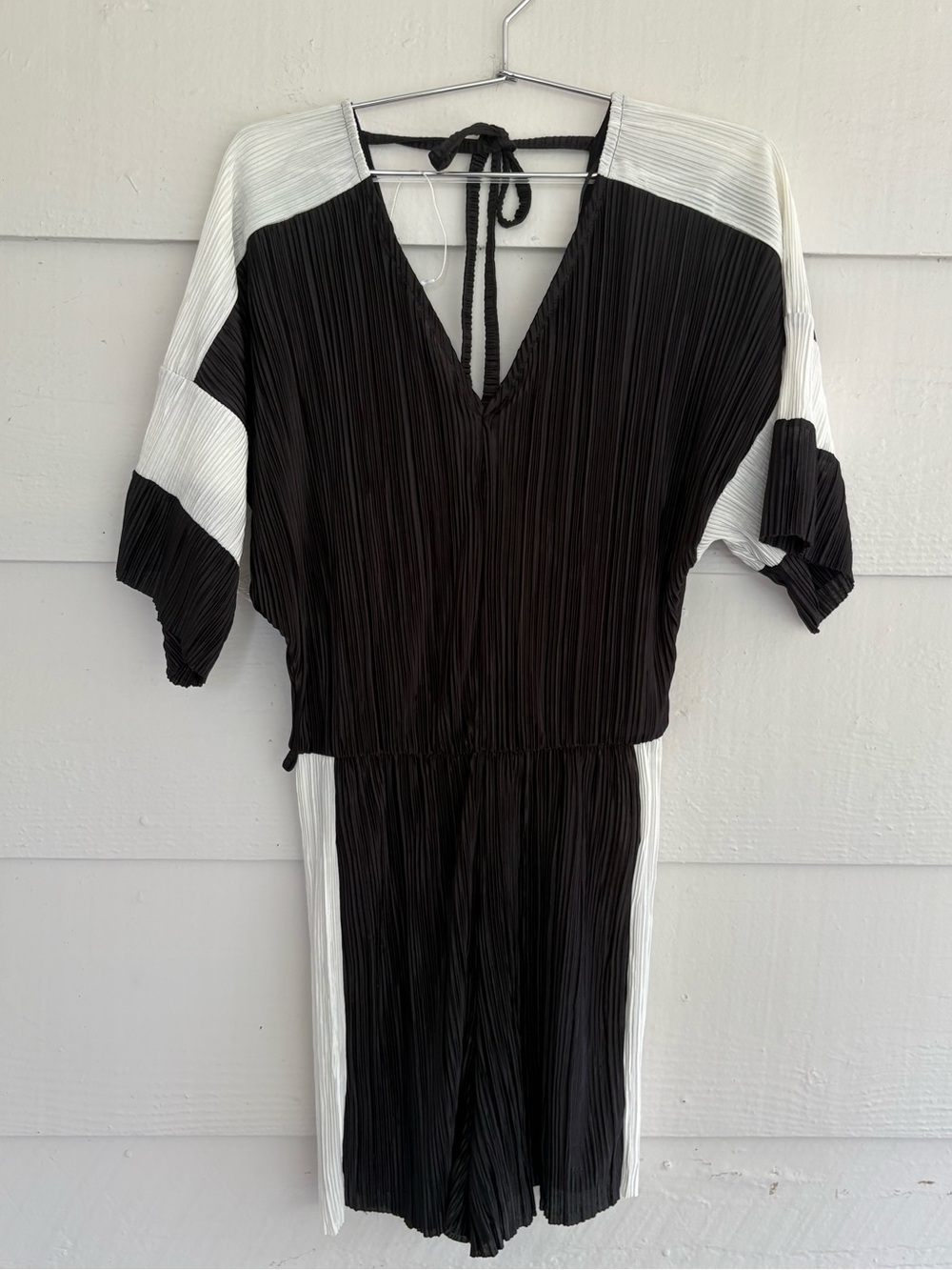 River Island Black White Pleated Romper Size 2 US 6 UK Colorblock V-Neck Tie